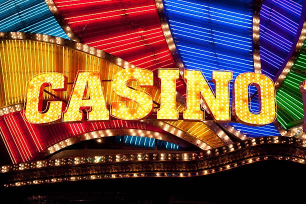 Play'n GO live dealer studio broadcast on mobile phone screen